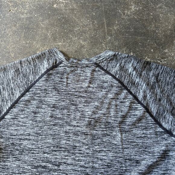 Under Armour Shirt Womens M Gray V Neck Heat Gear Athleisure Sports Active Top - Picture 5 of 9